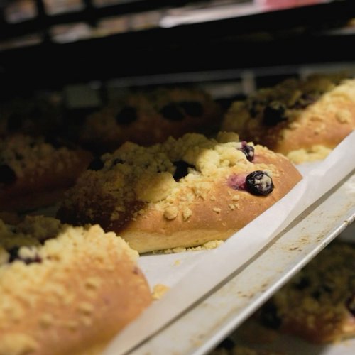 💛 Einmal gesehen, schon verliebt! 🍒 

Unsere Kirsch-Streusel-Schnecke verbindet fruchtige Kirschen mit goldbraunen...