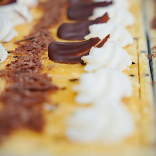 💛 Mango-Passionsfrucht! Unsere Sahneschnitte wird euch mit ihrer fruchtigen Frische und der cremigen Sahne sofort...