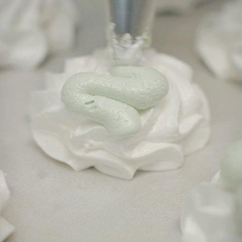 💛 Baiser! Wusstet ihr, dass der Name „Baiser“ aus dem Französischen stammt und „Kuss“ bedeutet? 🥰

#regional #tradition...
