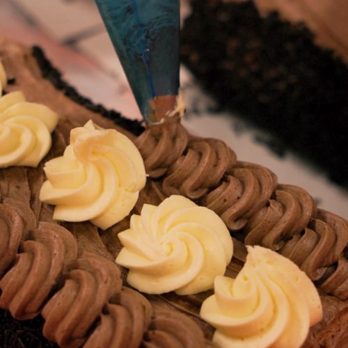 💛 Was morgens in unseren Sternenbäckereien im Regal liegt, beginnt hier!

In unserer Produktion in Spremberg wird...