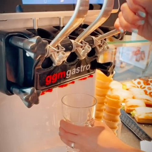 💛 Wenn Kaffee auf Sommer trifft!

☀️☕🧊 Frisch zubereitet. Eiskalt serviert. Einfach genießen!

#eiskaffee #sternenbäck