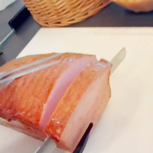 💛 Der Klassiker, der immer geht!

Heißer Fleischkäse trifft auf ein knuspriges Brötchen – ein herzhafter Snack für den...