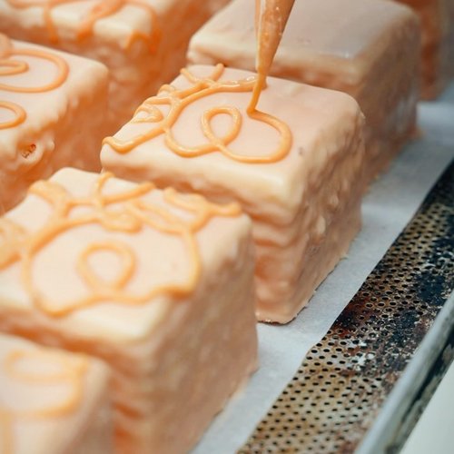 💛 Glücksmoment „Sommerglück“! Diesen Monat mit fruchtigem Pfirsich, Buttercremetupfen und einer perfekten Vollendung...