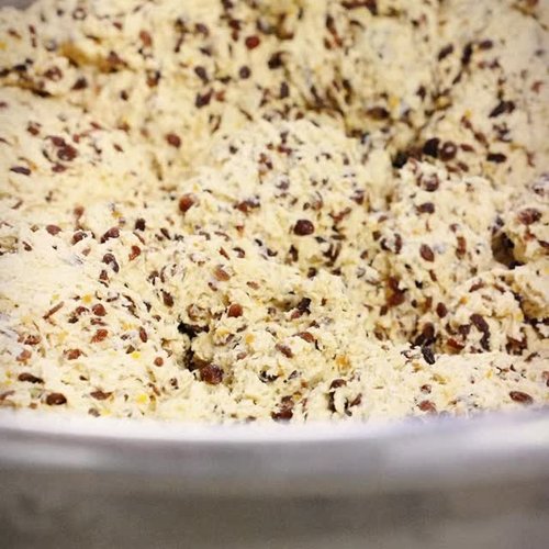 💛 Unsere Stollen entstehen mit größter Sorgfalt: Nur beste Zutaten, viel Zeit und echte Leidenschaft fließen in jedes...