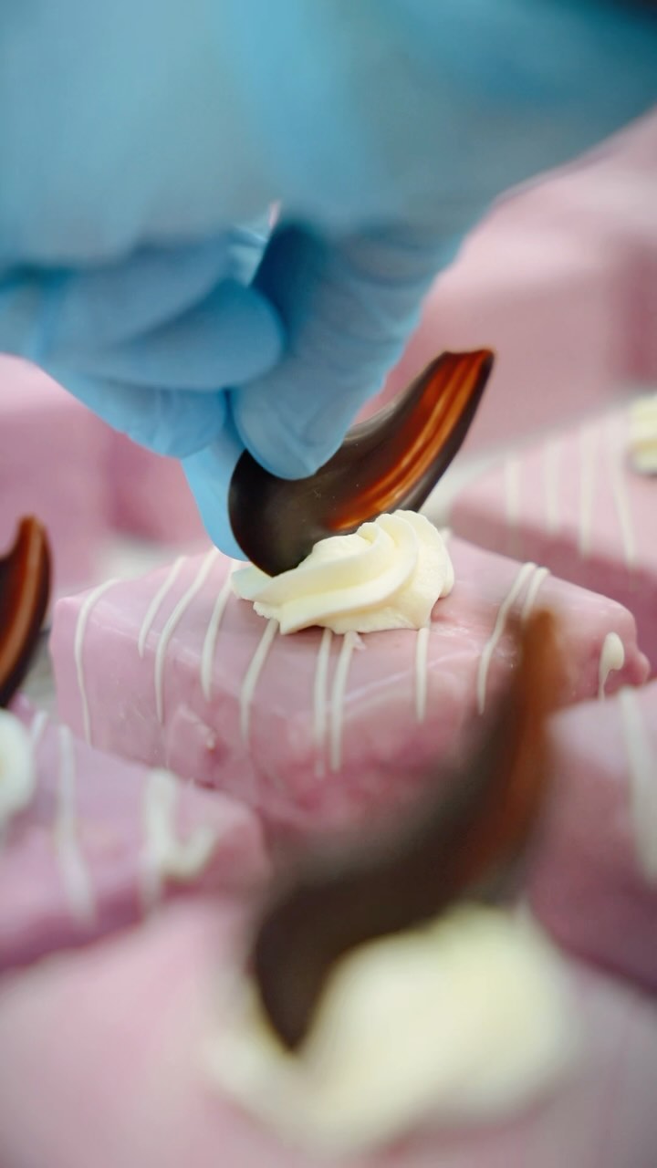 💛 Glücksmoment! 🫐 Diesen Monat sind unsere köstlichen, kleinen Kunstwerke mit Heidelbeeren verfeinert. Schaut in euerer...